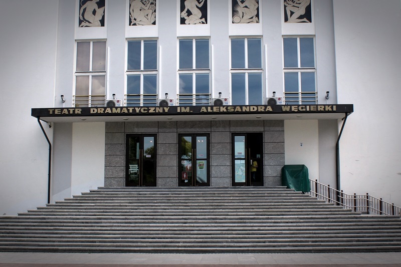 Wejście do budynku teatru dramatycznego w Białymstoku