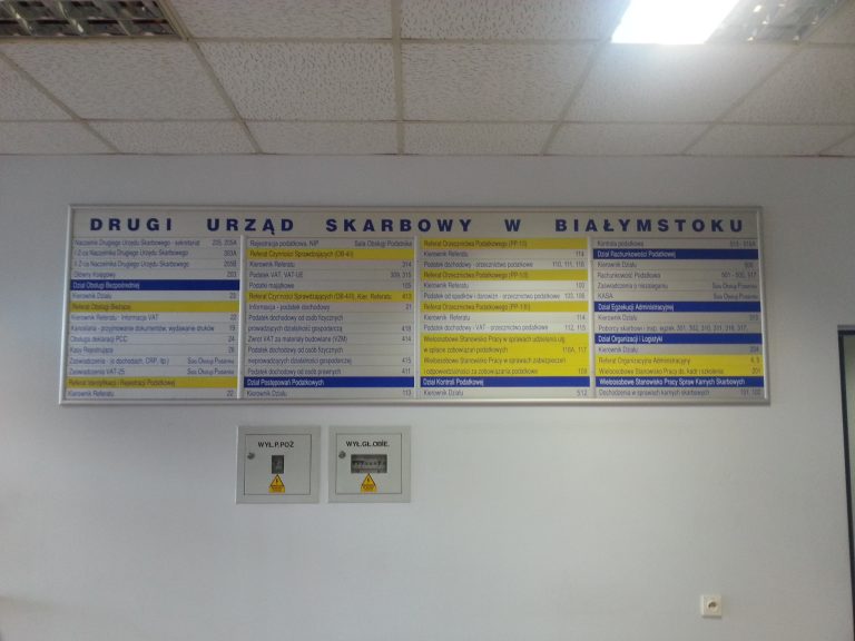 Tablica informacyjna w urzędzie skarbowym