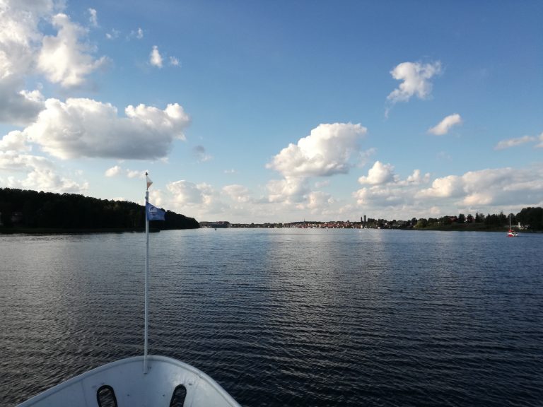 po jeziorze płynie łódź
