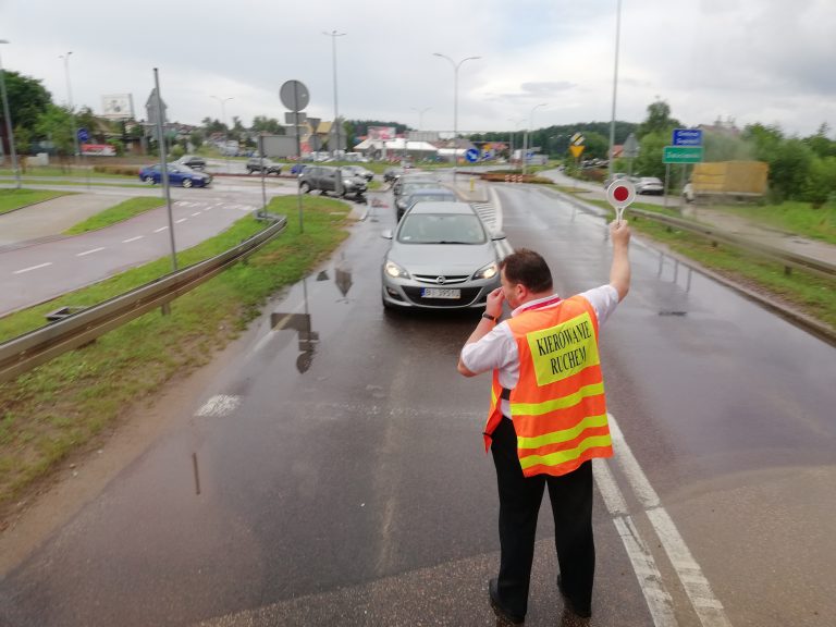 Osoba kierująca ruchem na ulicy