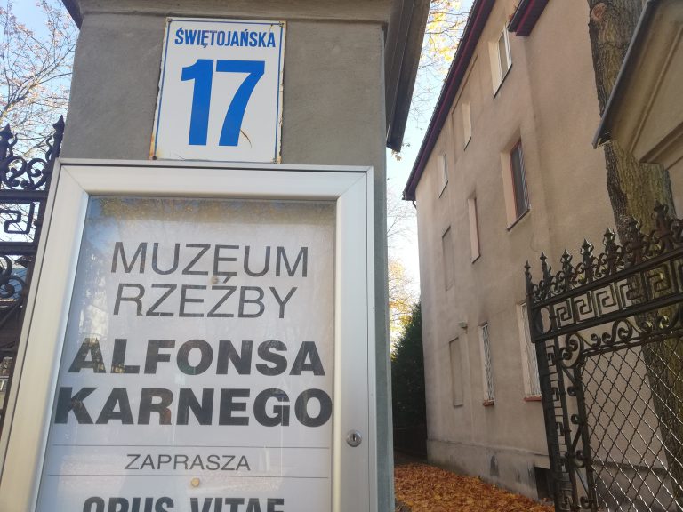 szyld Muzeum Rzeźby wiszący na budynku