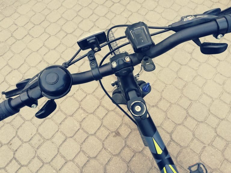 Z góry ujęta kierownica od roweru