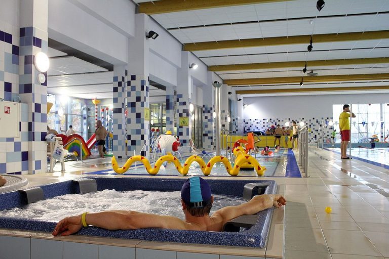 Mężczyzna w basenowym jacuzzi