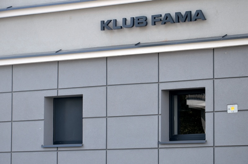 Napis Klub Fama na ścianie budynku