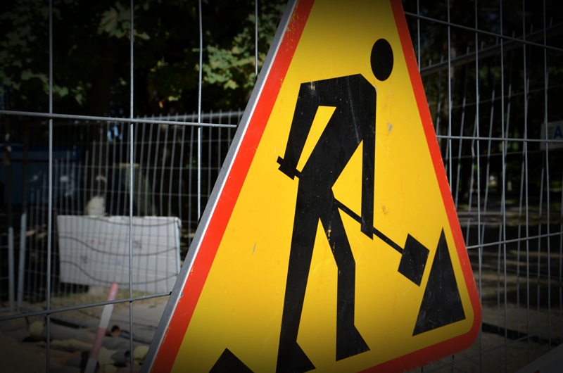 Znak drogowy., który ostrzega przed pracami budowlanymi