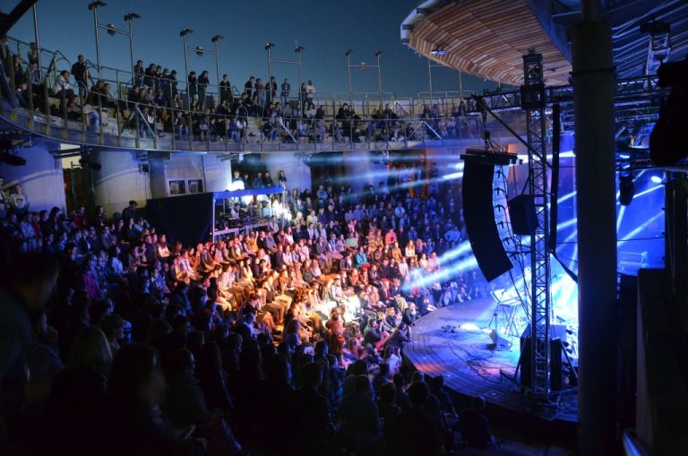Na widowni amfiteatru przy Odeskiej siedzą słuchacze festiwalu HalfWay