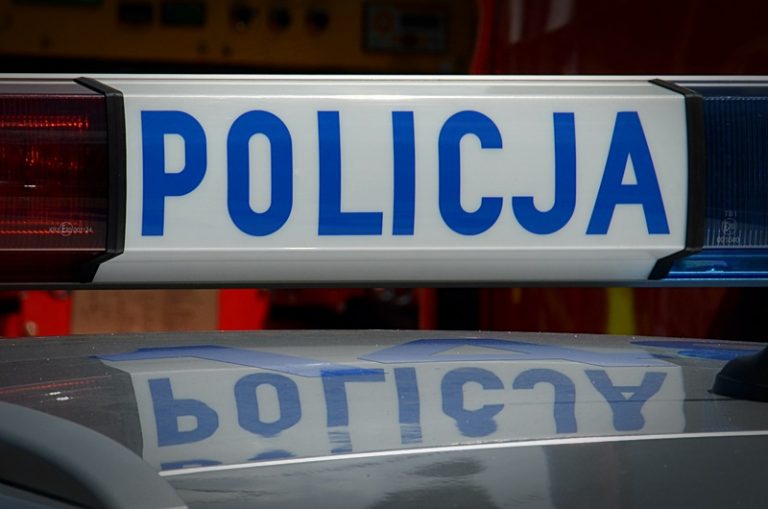 napis policja na radiowozie
