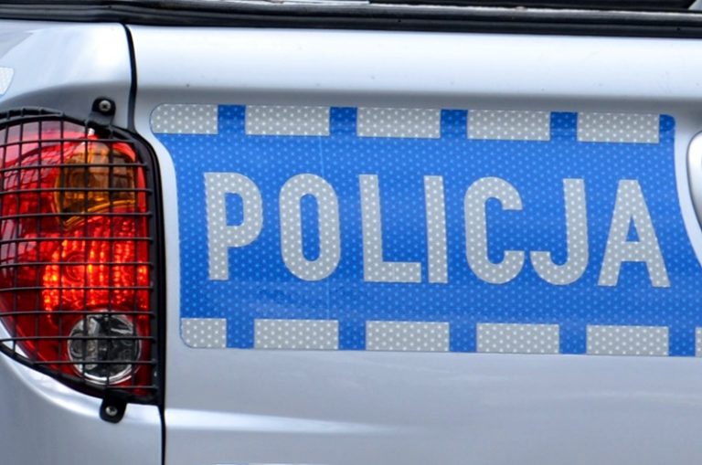 Napis policja, który znajduje się z tyłu samochodu