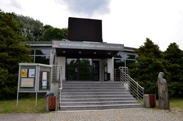 Wejście główne do Spodków Podlaskiego Instytutu Kultury w Białymstoku.