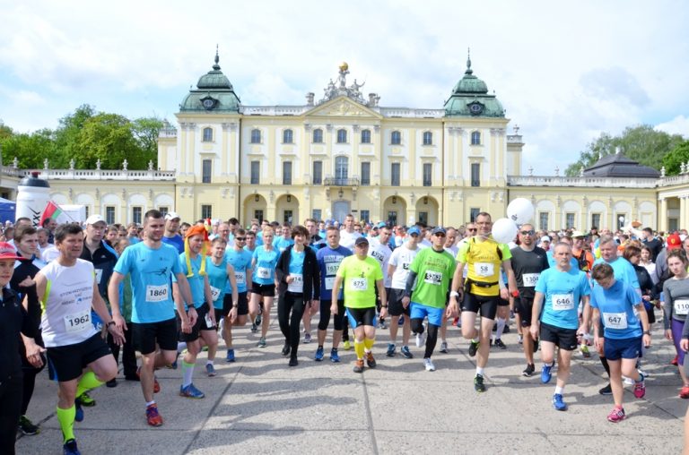 biegacze półmaratonu na dziedzińcu Pałacu Branickich