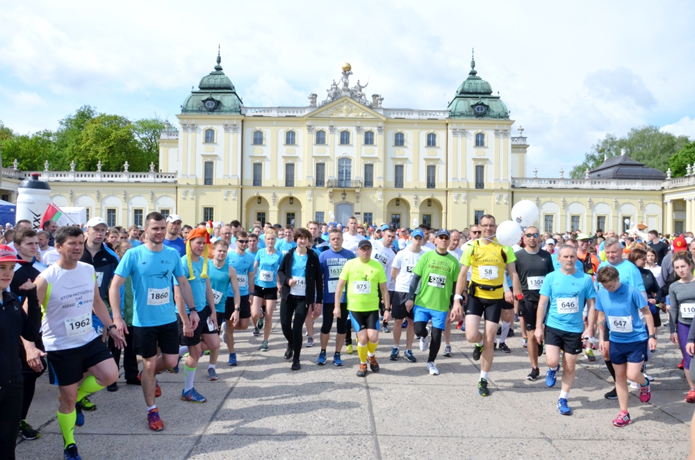 biegacze półmaratonu na dziedzińcu Pałacu Branickich