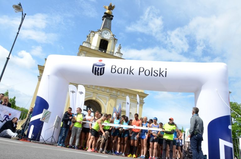 Biegacze na starcie półmaratonu