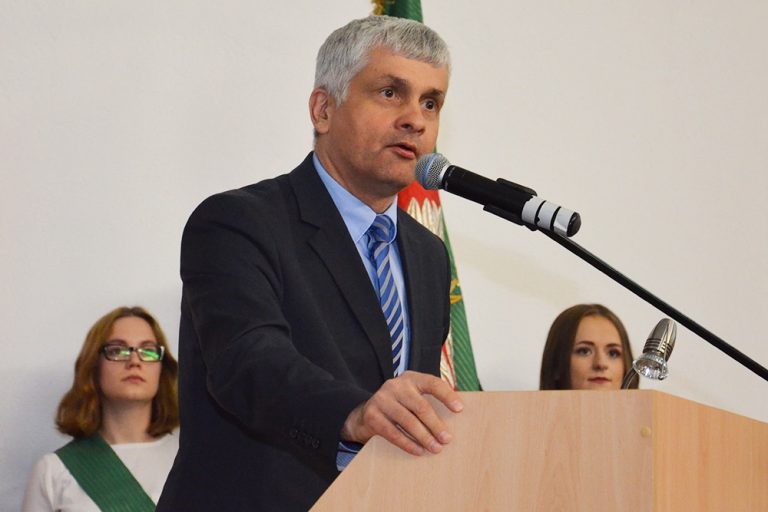 Mężczyzna przemawia do mikrofonu