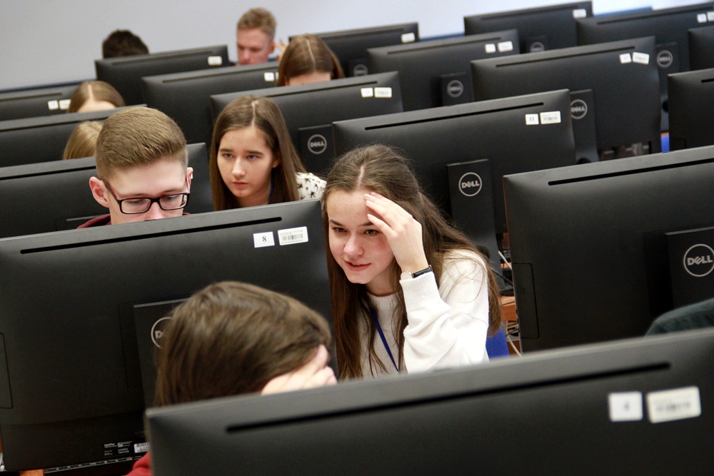 Uczniowie przed komputerami