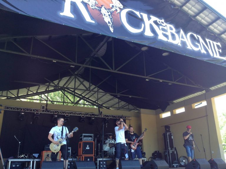 Scena plenerowa, na które gra zespołu. Nad sceną jest umieszczony napis: Rock na Baganie