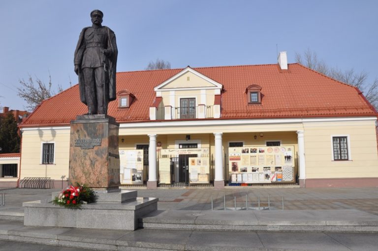 Centrum miasta, pomnik marszałka Piłsudskiego, w tle budynek Archiwum Państwowego