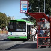 Z przystanku autobusowego odjeźdza autobus