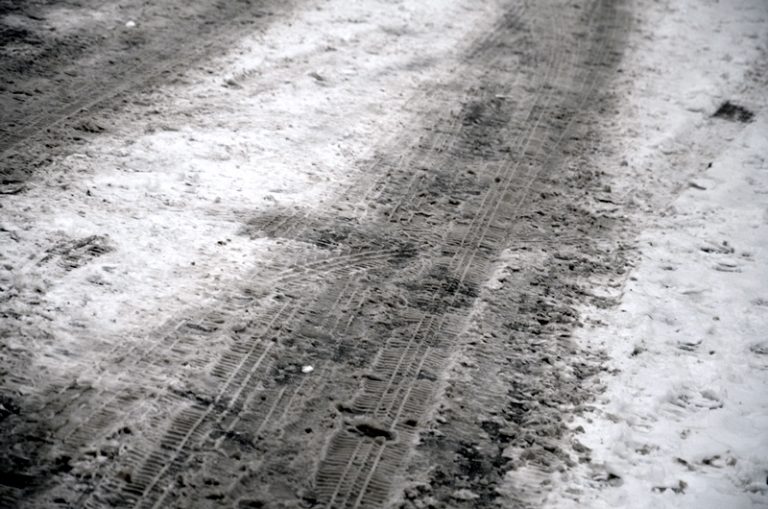 Błoto pośniegowe na ulicy