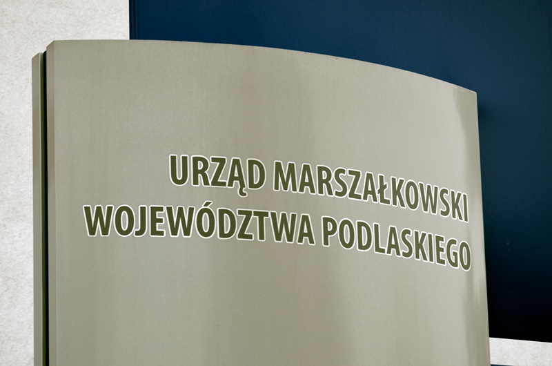 Tabliczka z napisem urząd marszałkowski województwa podlaskiego