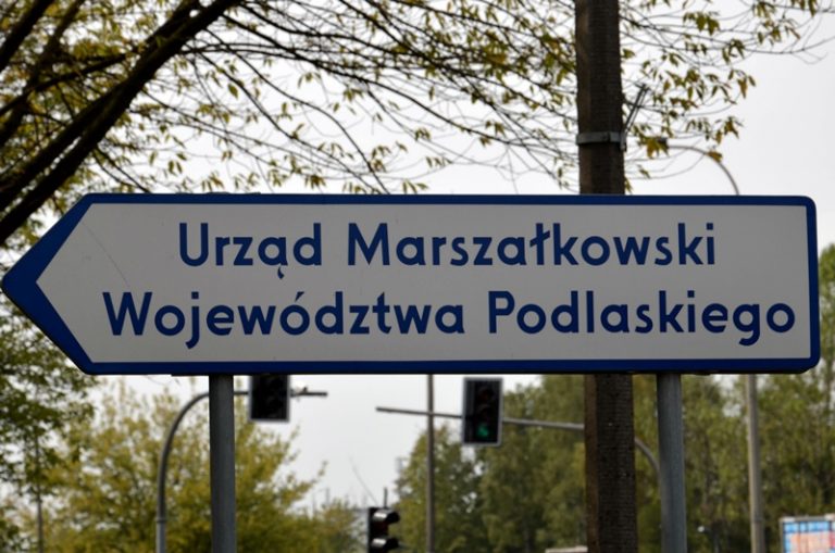Tabliczka z napisem urząd marszałkowski