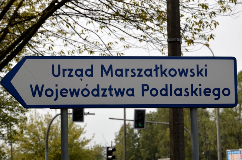 Tabliczka z napisem urząd marszałkowski