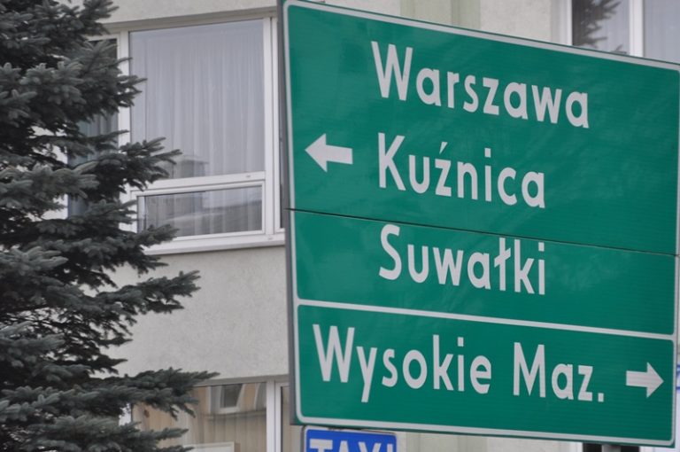 informacyjna tablica drogowa kierunek suwałki