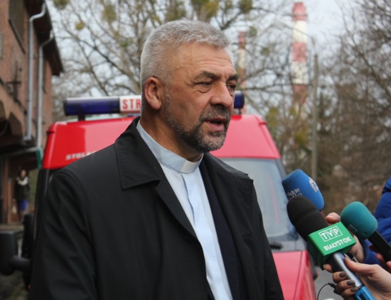 Mężczyzna mówi do mikrofonów dziennikarzy