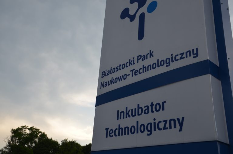 Tabliczka przy budynku BPNT