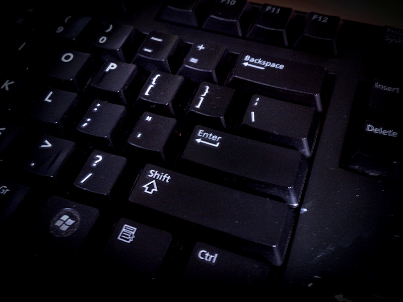 Fragment czarnej klawiatury komputera