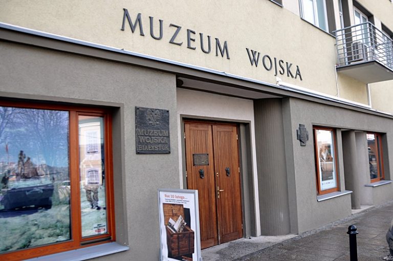 Wejście do Muzeum Wojska w Białymstoku