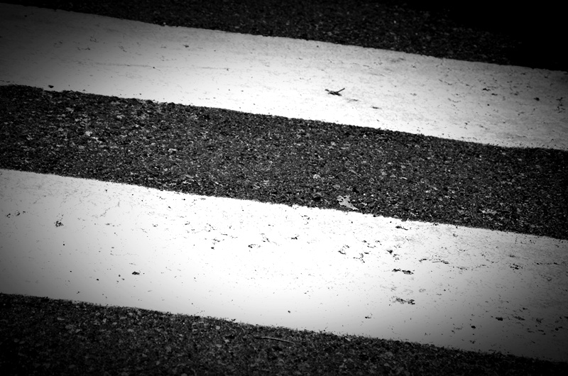 Czarno-białe pasy przejścia dla pieszych