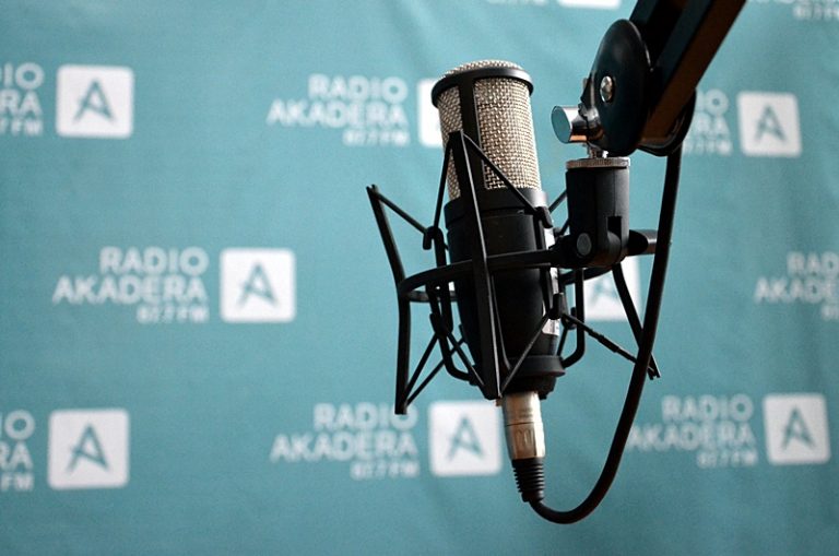 mikrofon na tle ścianki z napisem Radio AKADERA