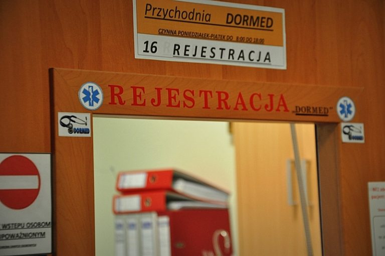 Okienko w przychodni, w którym mozna się zarejestrować. Nad okienkiem znajduje się czerwony napis Rejestracja