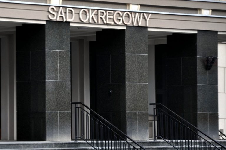 wejście do sądu okręgowego w białymstoku