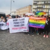 Uczestnicy marszu równości z transparentami