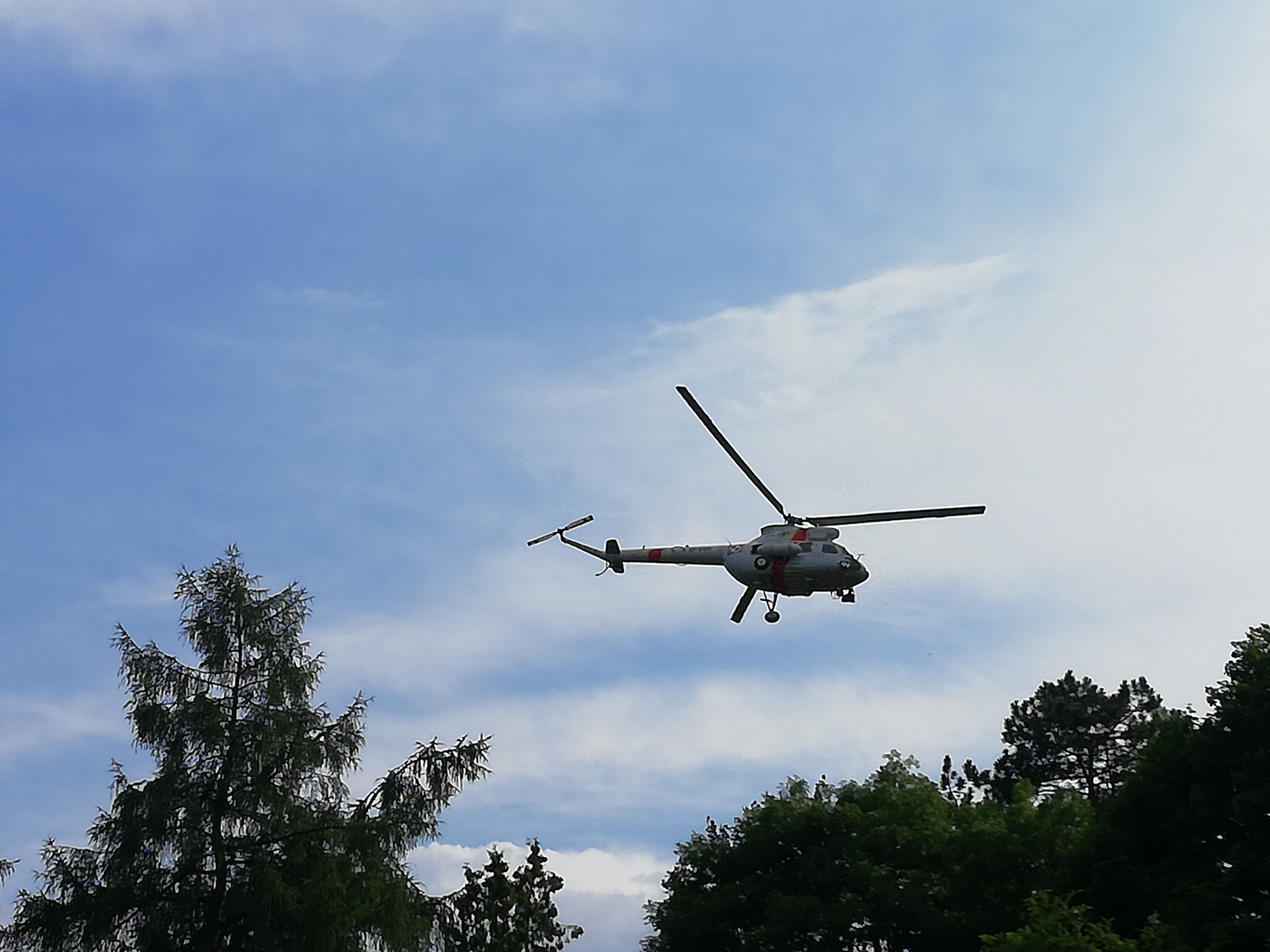 Helikopter lata nad drzewami