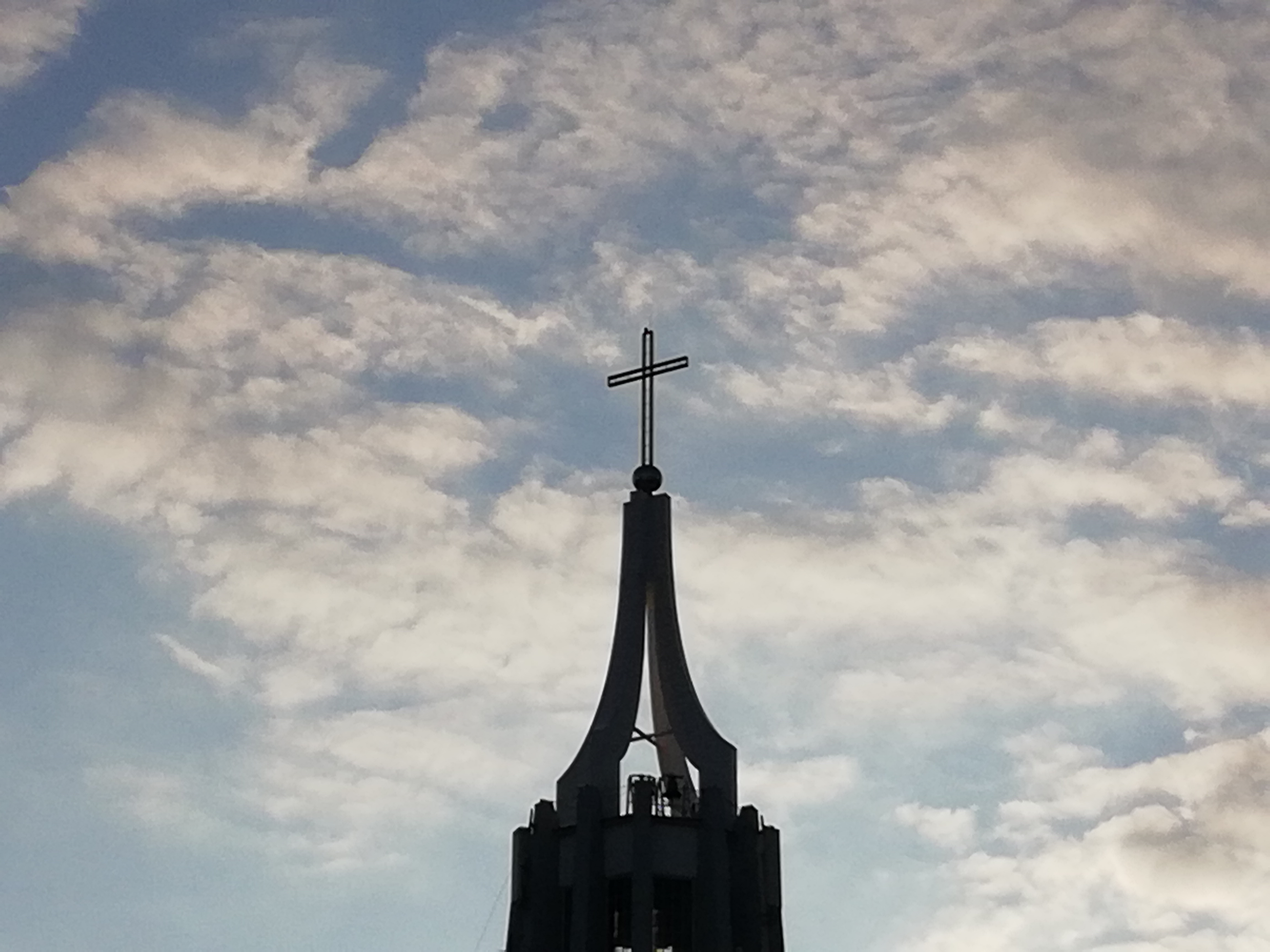 krzyż na górze kościoła
