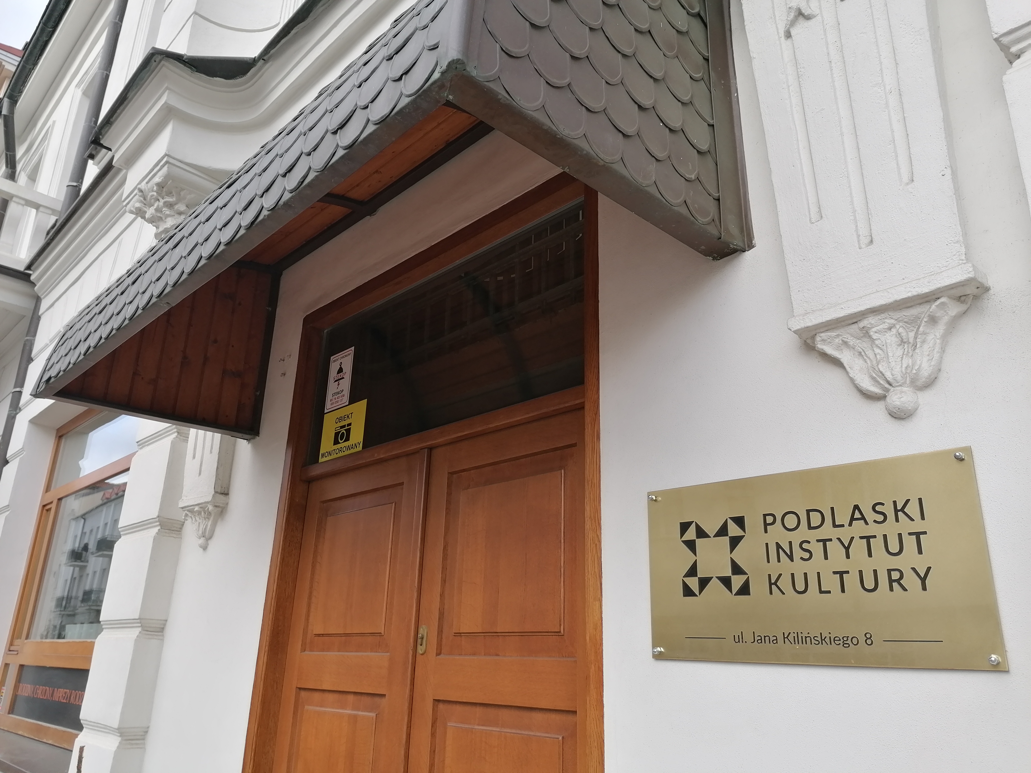 Drzwi wejściowe do siedziby PIK w Białymstoku