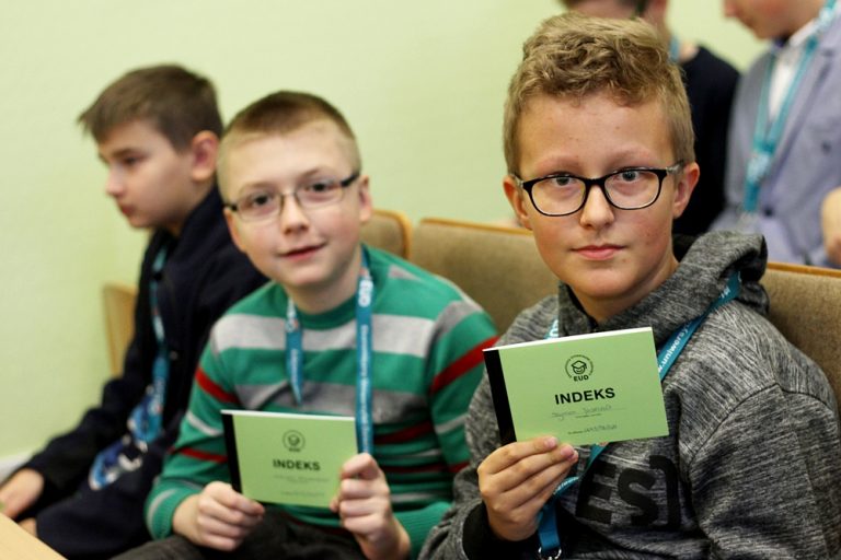 dzieci trzymają indeksy.