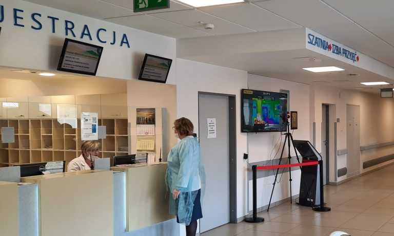 Rejestracja szpitalna, hall po lewej stronie znajdują się stanowiska, w których pacjenci umawiają się na wizytę
