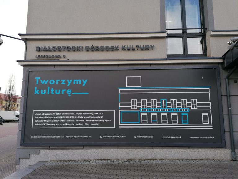 Budynek Białostockiego Ośrodka Kultury. Na ścianie znajduje się bilbord z napisem Tworzymy kulturę