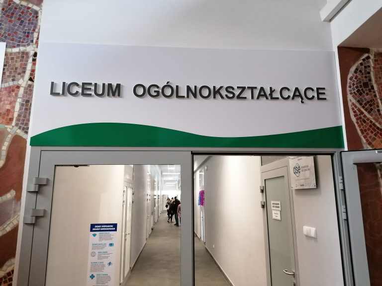 Drzwi wejściowe do Liceum PB