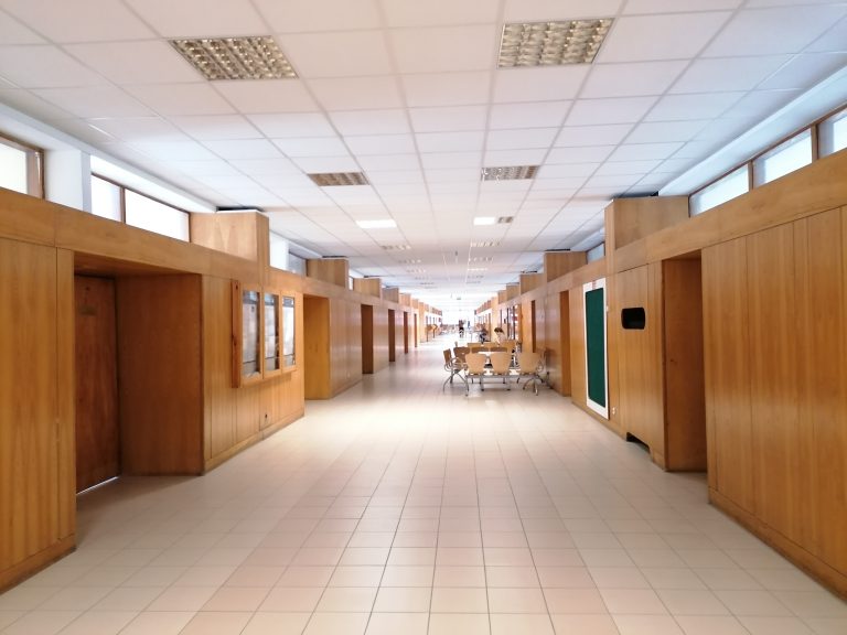 Pusty korytarz uczelni