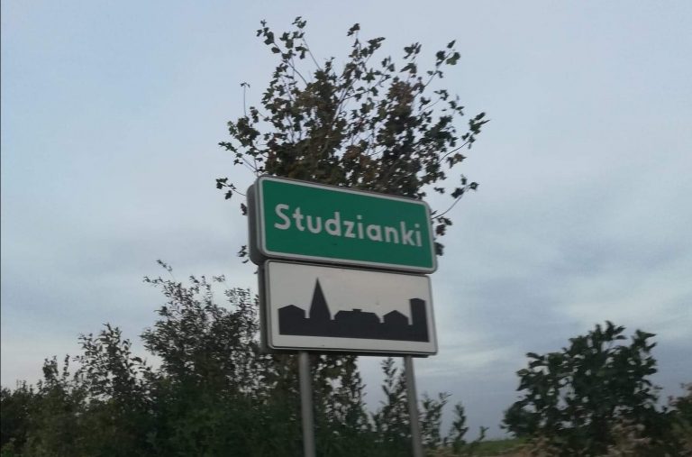 tablica informacyjna z nazwą miejscowości