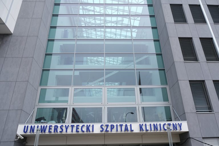 ściana budynku szpitala USK