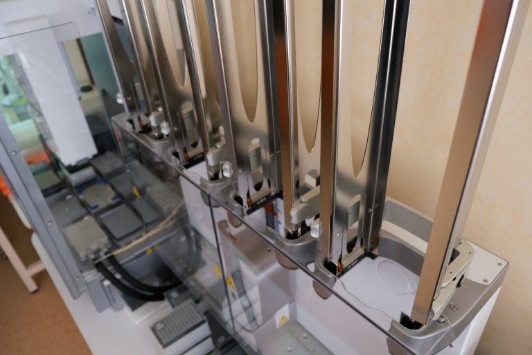 laboratorium, w którym wykrywane są przypadki koronawirusa