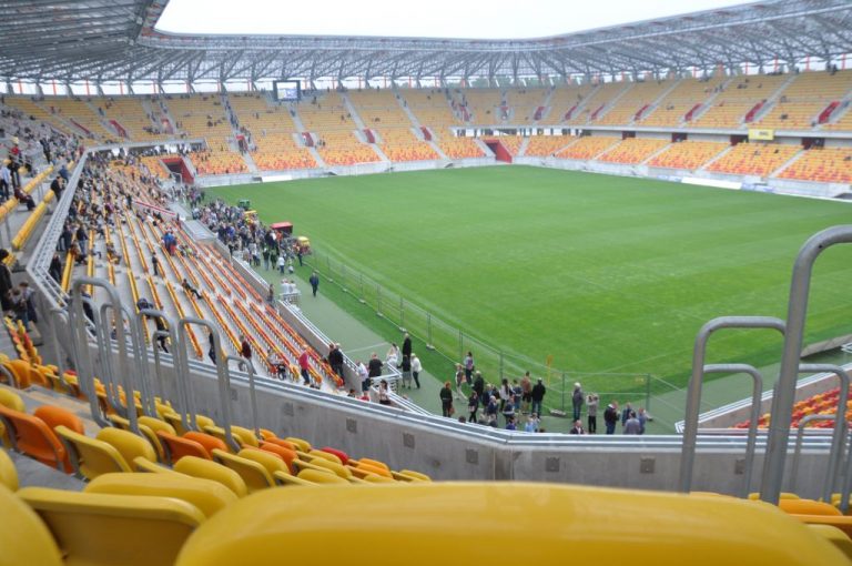 Widok z trybun na murawę stadionu