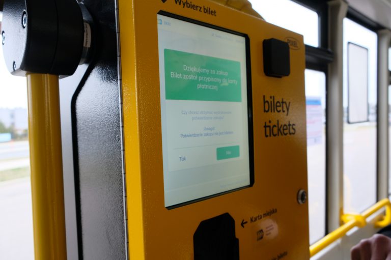 Żółty biletomat w autobusie komunikacji miejskiej