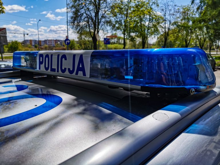 światła błyskowe radiowozu policyjnego