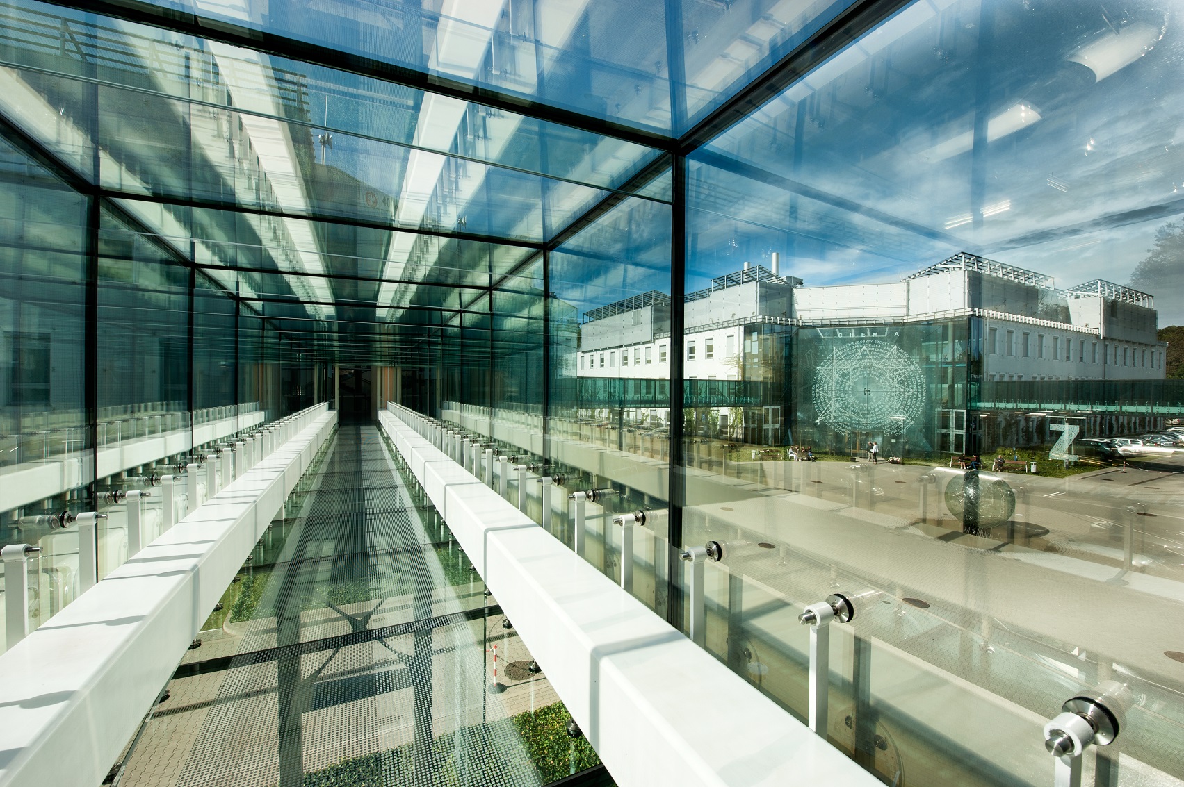 szklany korytarz w kampusie UwB